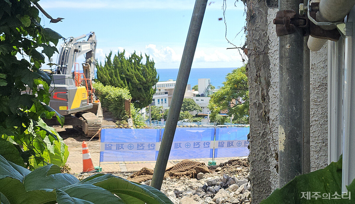 관광극장 외벽 철거 공사가 중단돼 있다. ⓒ제주의소리