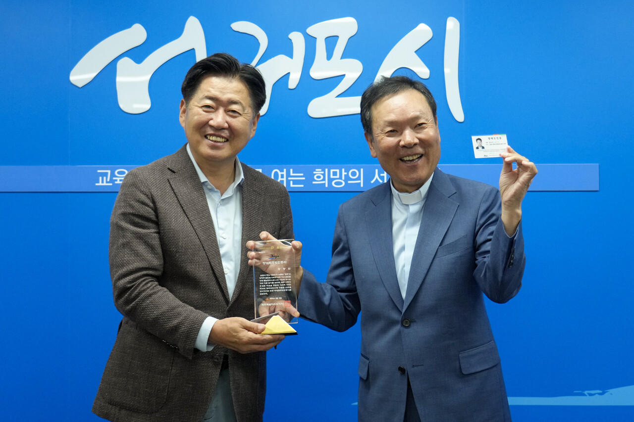 황창연 신부는 27일 오후 오영훈 제주도지사로부터 명예도민증을 전달받았다. 사진=제주도