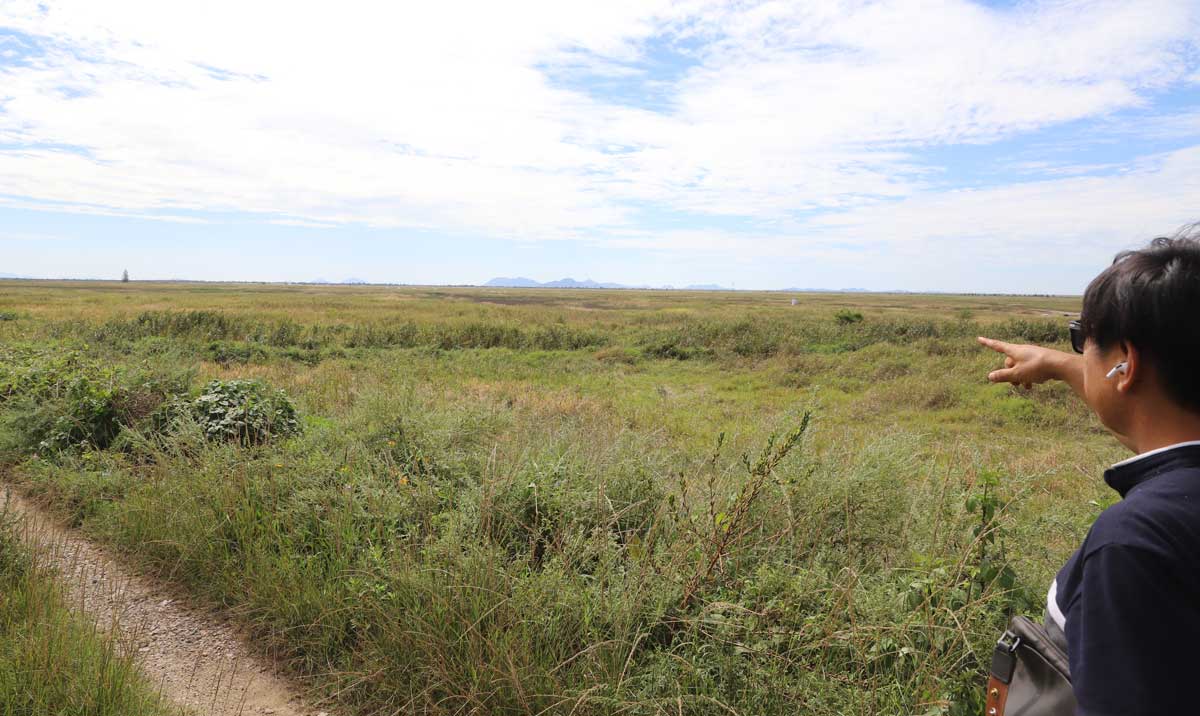 전라북도 새만금신공항 예정 부지. 구중서 새만금신공항 백지화공동행동 공동집행위원장이 손 끝으로 가리키는 곳에 활주로가 들어설 예정이었다. ⓒ제주의소리<br>