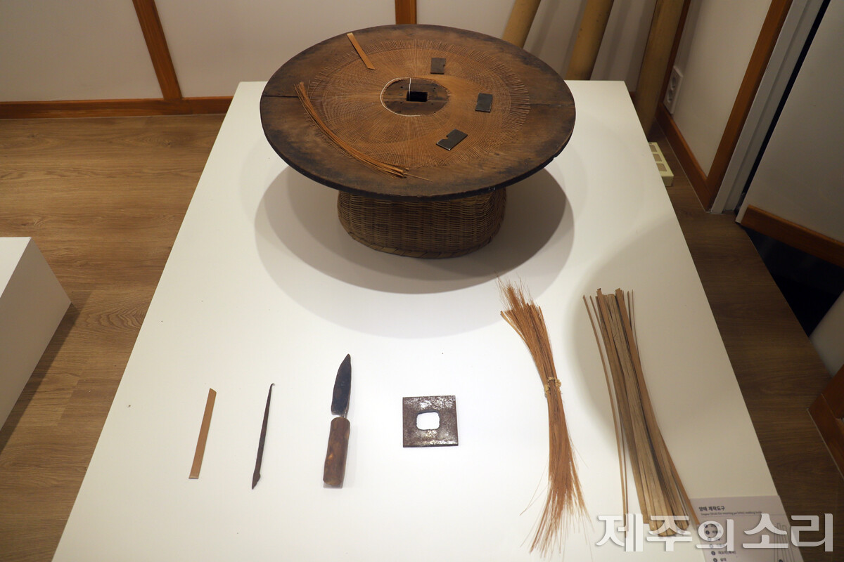 위쪽 가운데 둥근 원판이 양태판, 아래 받침이 텅애구덕이다. 그 앞으로 늘어진 도구는 왼쪽부터 고칫대, 바농대, 대칼, 지들쇠, 대오리(죽사), 살대다.ⓒ제주의소리
