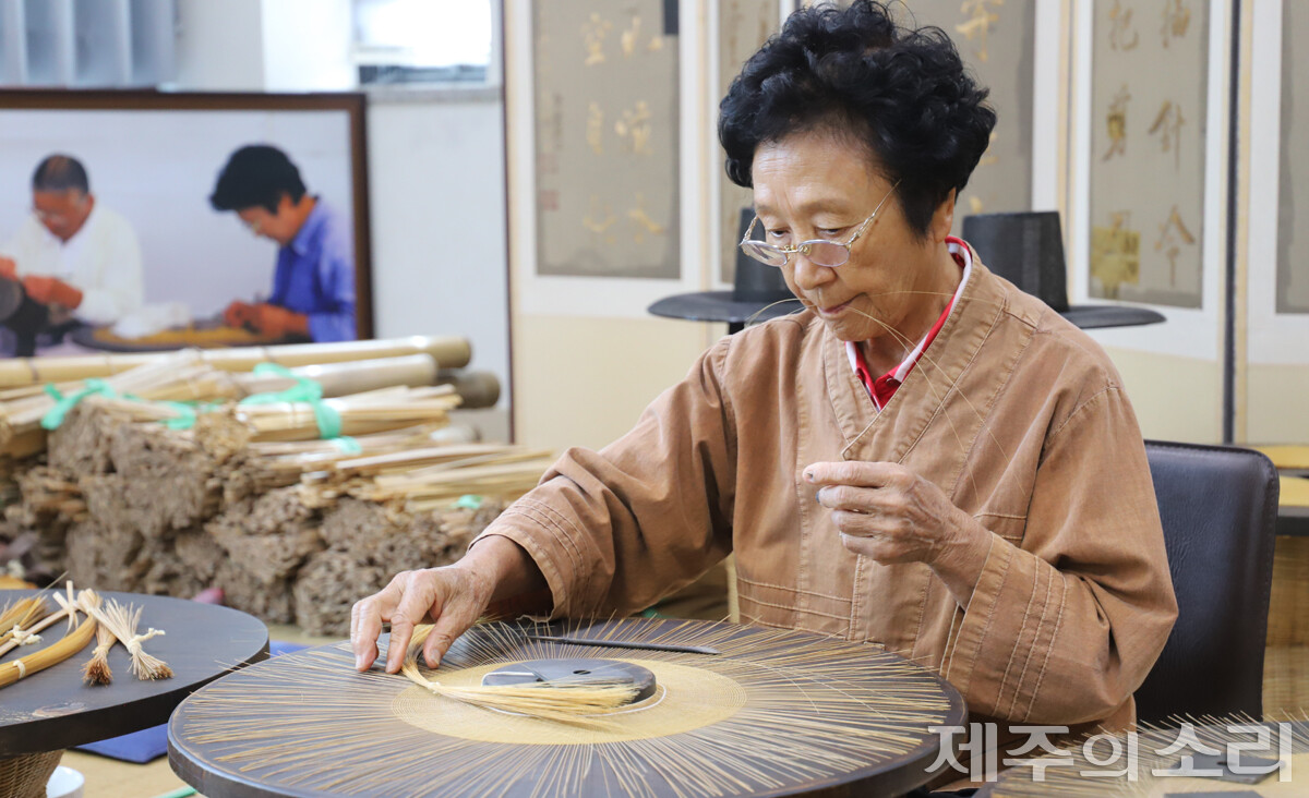 대나무 실로 양태를 짜고 있는 장 선생. 양태 짜는 일은 고도의 집중력을 필요로 한다. 또 재료를 준비하는 일에만 수개월이 소요되기도 한다. ⓒ제주의소리