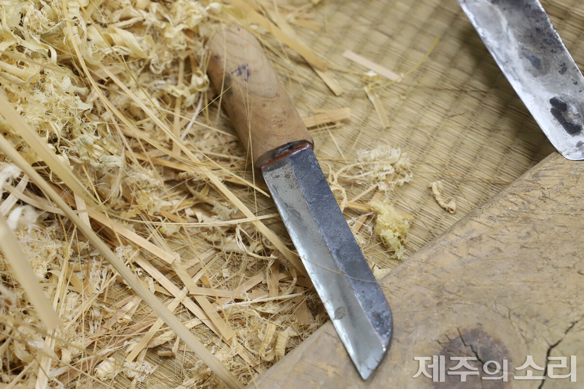 양금미 이수자가 대오리를 만들기 위해 사용하는 칼. 고된 작업의 흔적이 고스란히 묻어난다. ⓒ제주의소리