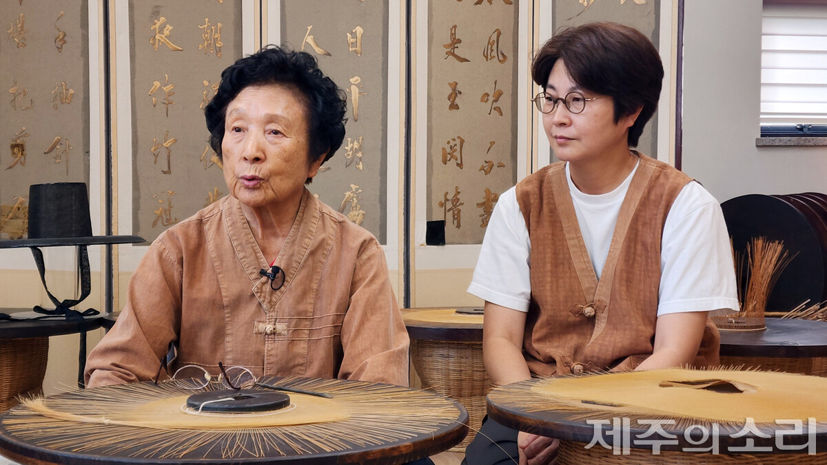 제주시 조천읍 교래리 '갓전시관'을 운영하고 있는 국가무형유산 갓일(양태장) 기능보유자 장순자 선생과 딸이자 이수자인 양금미 씨. ⓒ제주의소리