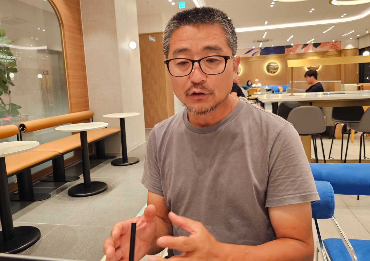 군산시 군산대학교 인근 카페에서 만나 이야기를 나누고 있는 오동필 새만금시민생태조사단장. ⓒ제주의소리