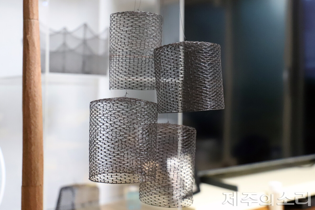 김혜정 보유자가 탕건을 응용해 만든 모빌. 기능보유자 및 이수자들은 기술 전승과 관심을 위해 다양한 노력을 기울이고 있다. ⓒ제주의소리