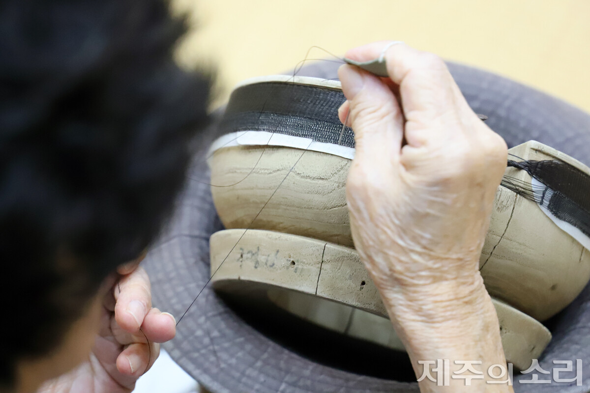 강전향 보유자가 망건을 짜고 있는 모습. ⓒ제주의소리