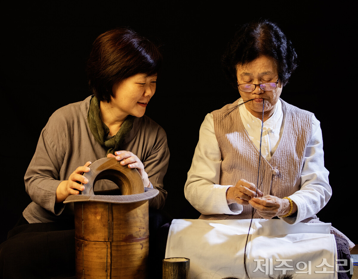 말총을 다듬고 있는 강전향 보유자(사진 오른쪽)와 옆에서 지켜보고 있는 전영인 보유자. 두 모녀는 같은 망건장 기능보유자로서 제주 망건의 명맥을 이어가고 있다. ⓒ제주의소리