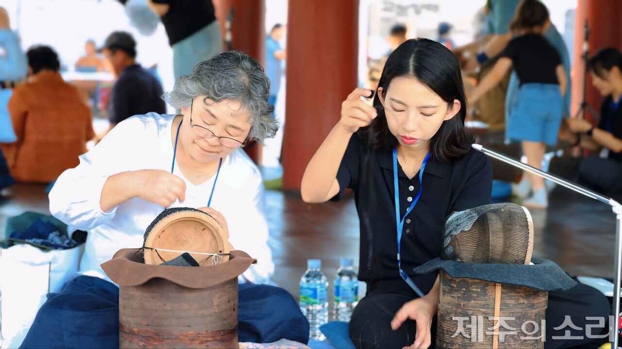 탕건을 짜고 있는 김혜정 보유자와 김선이 이수자. 두 모녀 역시 대한민국 탕건의 역사를 이어가고 있다. ⓒ제주의소리