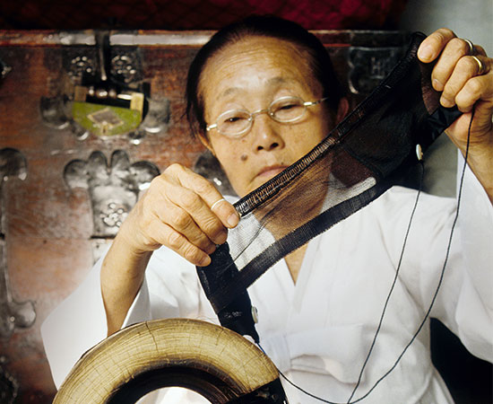 국가무형유산 망건장 기능보유자 고 이수여 선생. 고인의 뒤를 이어 강전향, 전영인 선생은 모두 모녀 관계를 통해 망건 기술을 전수해오고 있다.&nbsp;대를 이어 전해지는 망건장 보유자다. 사진=국가유산진흥원.<br>
