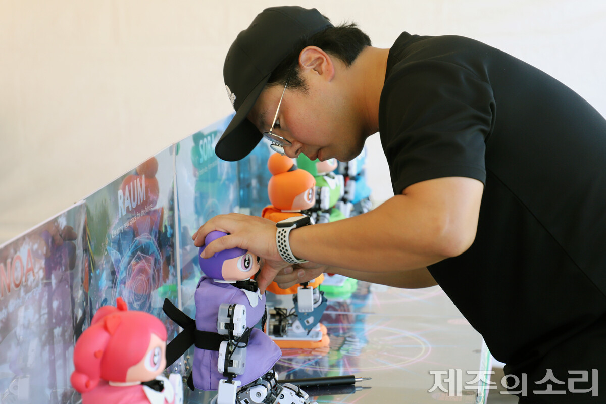 로봇에 콘텐츠를 입혀내고 있는 쪼근며느리 강한식 씨. ⓒ제주의소리