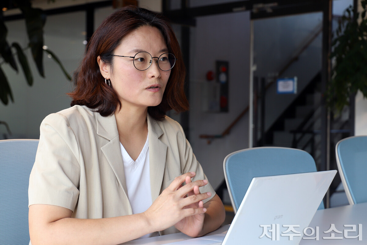 제주 곳곳 아이들의 놀이 공간이나 놀이 활동에 대한 정보를 제공하는 ‘안녕놀이터’ 플랫폼을 운영 중인 진은옥 아이러니 대표. ⓒ제주의소리