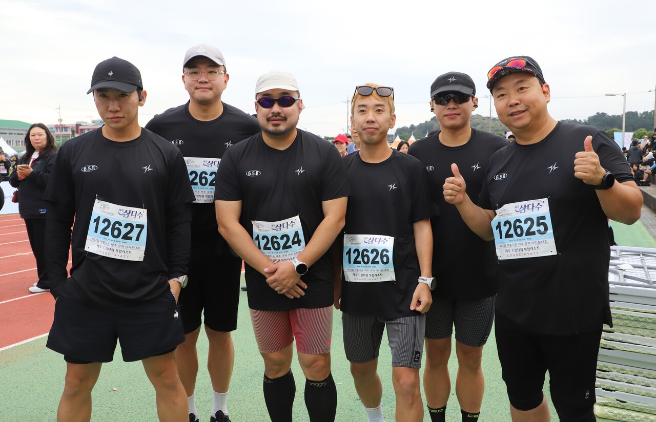 예능 방송 연예인 셀럽들이 모인 러닝 크루 '궁시렁궁시런'. 왼쪽부터 개그맨 유세윤, 김승준, 강재준, 남태령, 양세형, 셰프 정호영.&nbsp;<br>