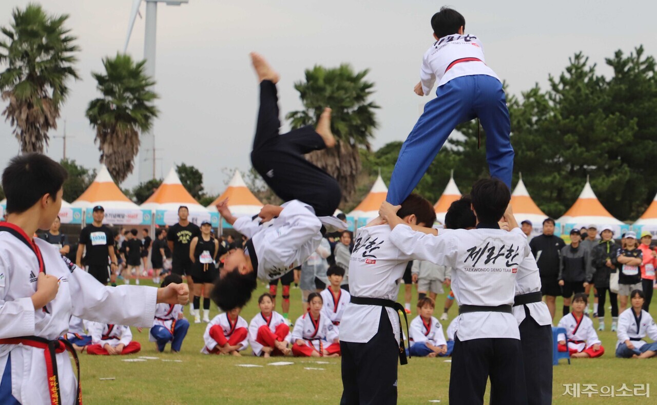 26일 오전 구좌생활체육공원 운동장에서 막을 올린 제17회 아름다운제주국제마라톤대회. ⓒ제주의소리