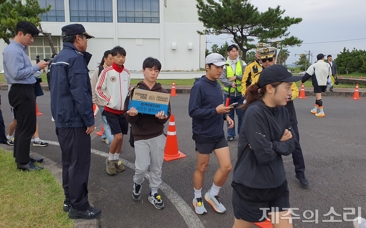 러너들의 안전한 질주를 위해 교통 지도·관리에 나선 제주도 자치경찰단. 오충익 단장이 현장을 직접 진두 지휘하고 있다. ⓒ제주의소리