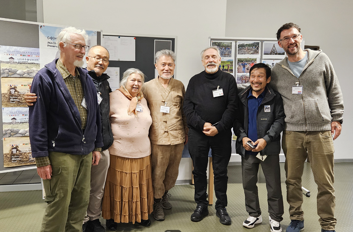 제주돌담보전회가 지난 20일부터 오스트리아 크렘스에서 열리는 ‘19th International Congress on Dry Stone Construction &amp; Workshop 2025’에 참가해 가칭 ‘메쌓기의 지식과 기술 &amp; 도구(연장)’ 「Art of dry stone walling, knowledge, techniques and tools」을 3차 등재 대표목록으로 제안했다. 행사장 내 제주 홍보관을 찾은 SPS 미켈란젤로 드라고네 회장(가운데)과 사들. 왼쪽에서 네 번째가 조경근 제주돌담보전회 이사장이다. ⓒ제주의소리