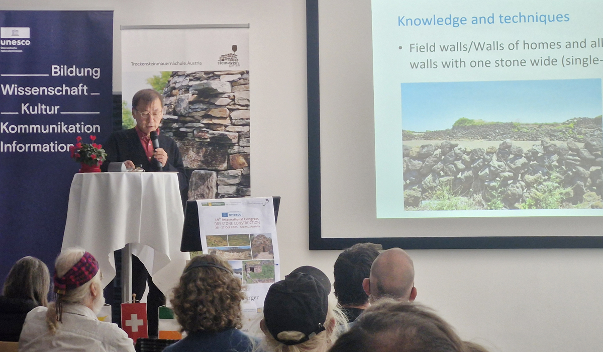 유철인 제주대 명예교수가 ‘Dry stone walling in jeju Island, Korea:Sustainability and training’ 내용으로 주제 발표를 하고 있다. ⓒ제주의소리