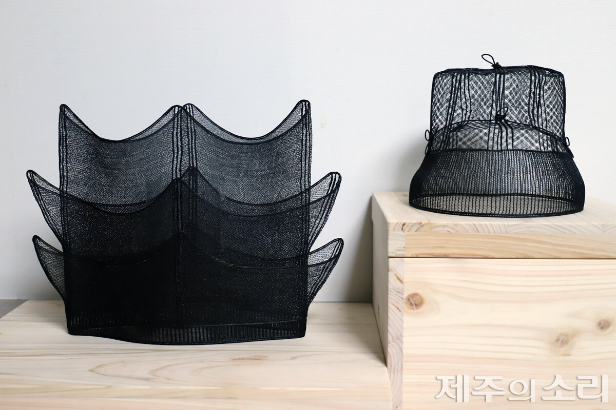 국가무형유산 '탕건장' 기능보유자 김혜정 선생이 제작한 3단 정자관(왼쪽)과 탕건. 특히 정자관을 만드는 데는 수개월이 걸릴 만큼 정성을 쏟아야 한다. 얇디 얇은 말총과 바늘을 가지고 집중하다보면 눈은 금세 피로해지고 손가락 마디는 굳어간다. ⓒ제주의소리