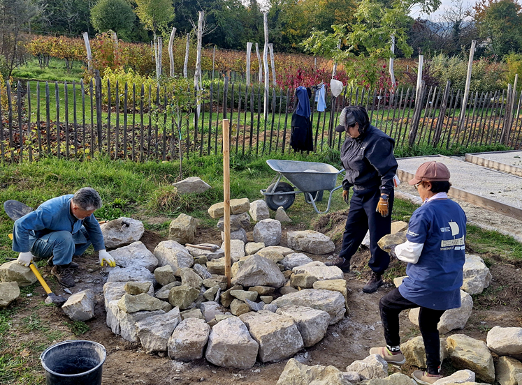 흐튼층 쌓기 기법으로 방사탑을 축조해가는 모습.