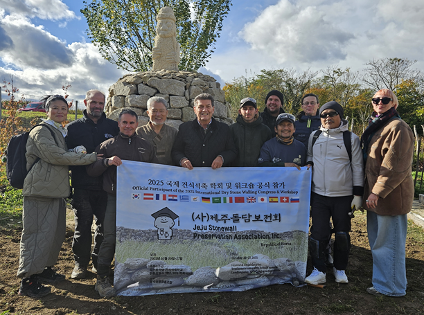 전 세계 석공들이 함께 쌓은 방사탑을 찾은 랑엔로이스 시장. <br>