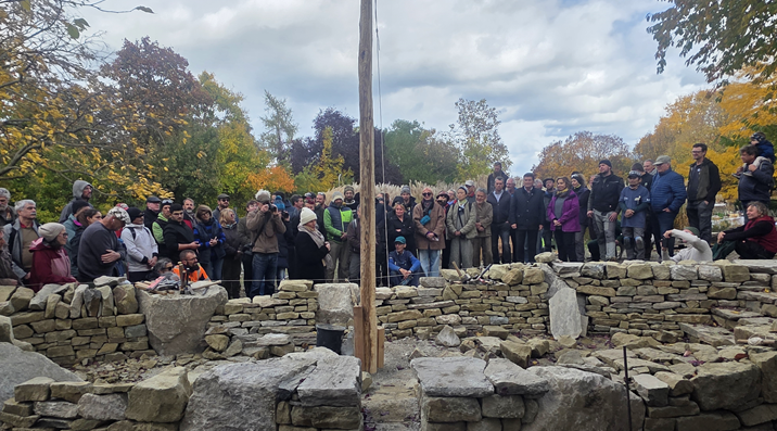 폐막 행사의 하이라이트인 돌로 만든 범선 진수식<br>