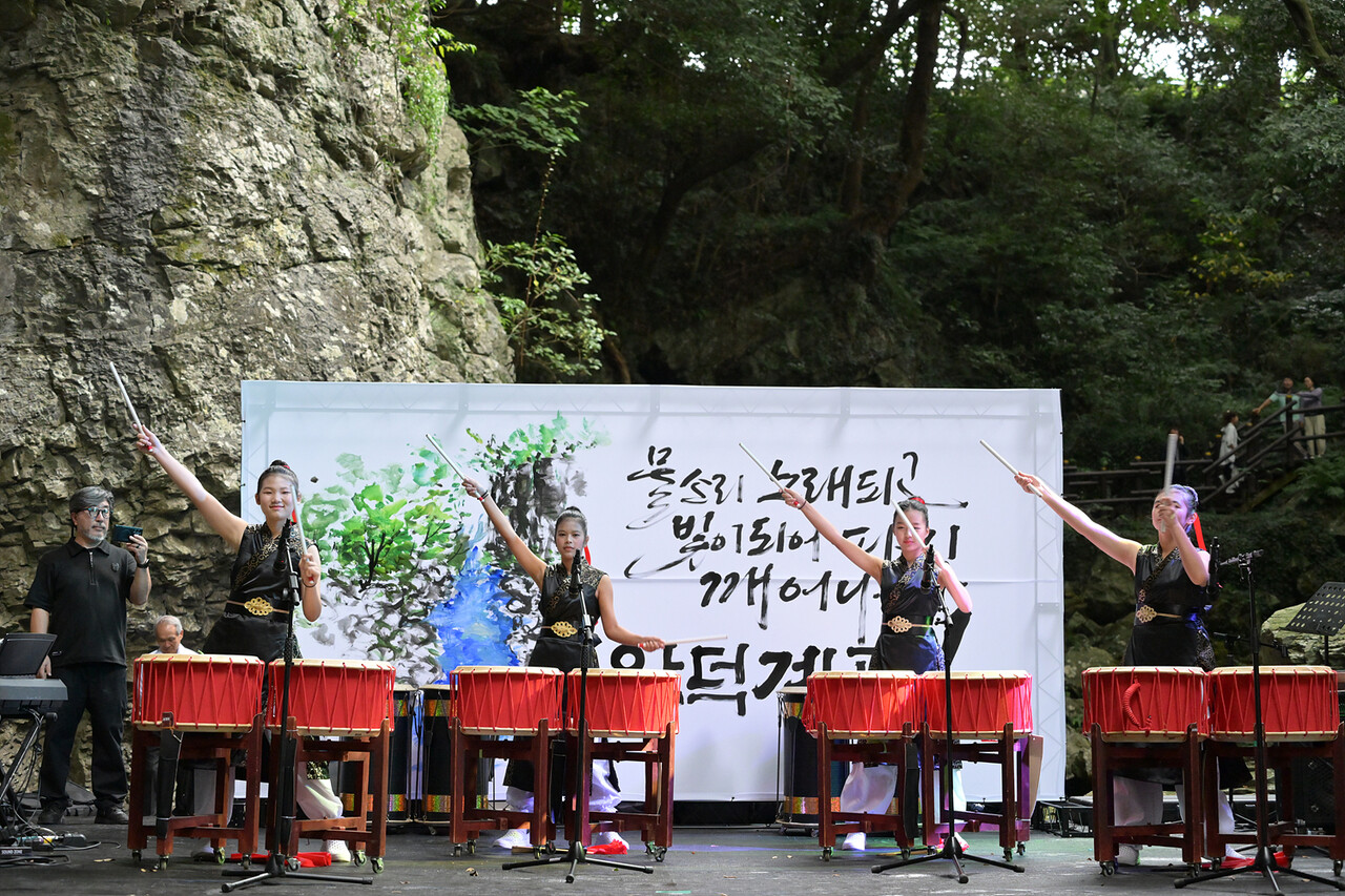 2025 안덕계곡예술제에서 난타공연을 펼치는 안덕지역 청소년들로 구성된 붐스틱스<br>