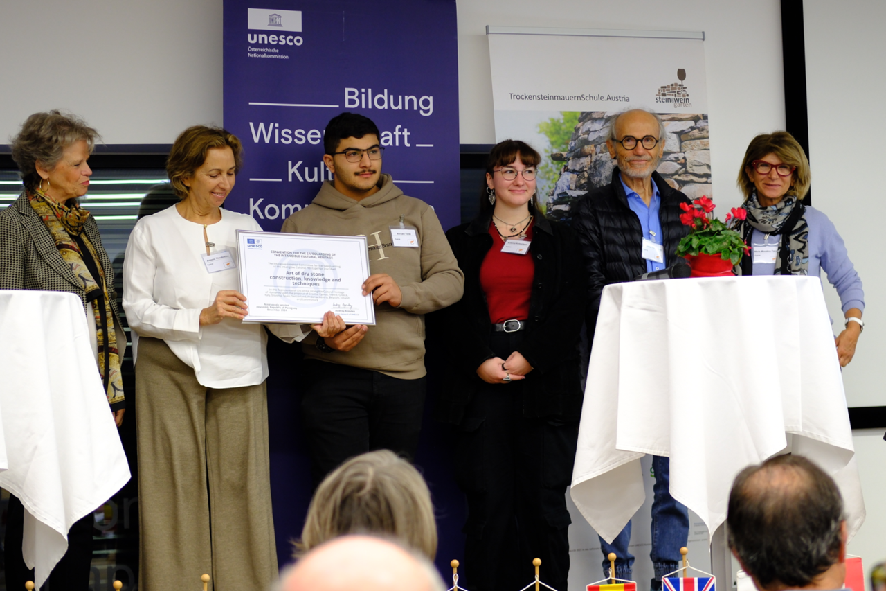 싸이프러스 인정서 수여 장면.