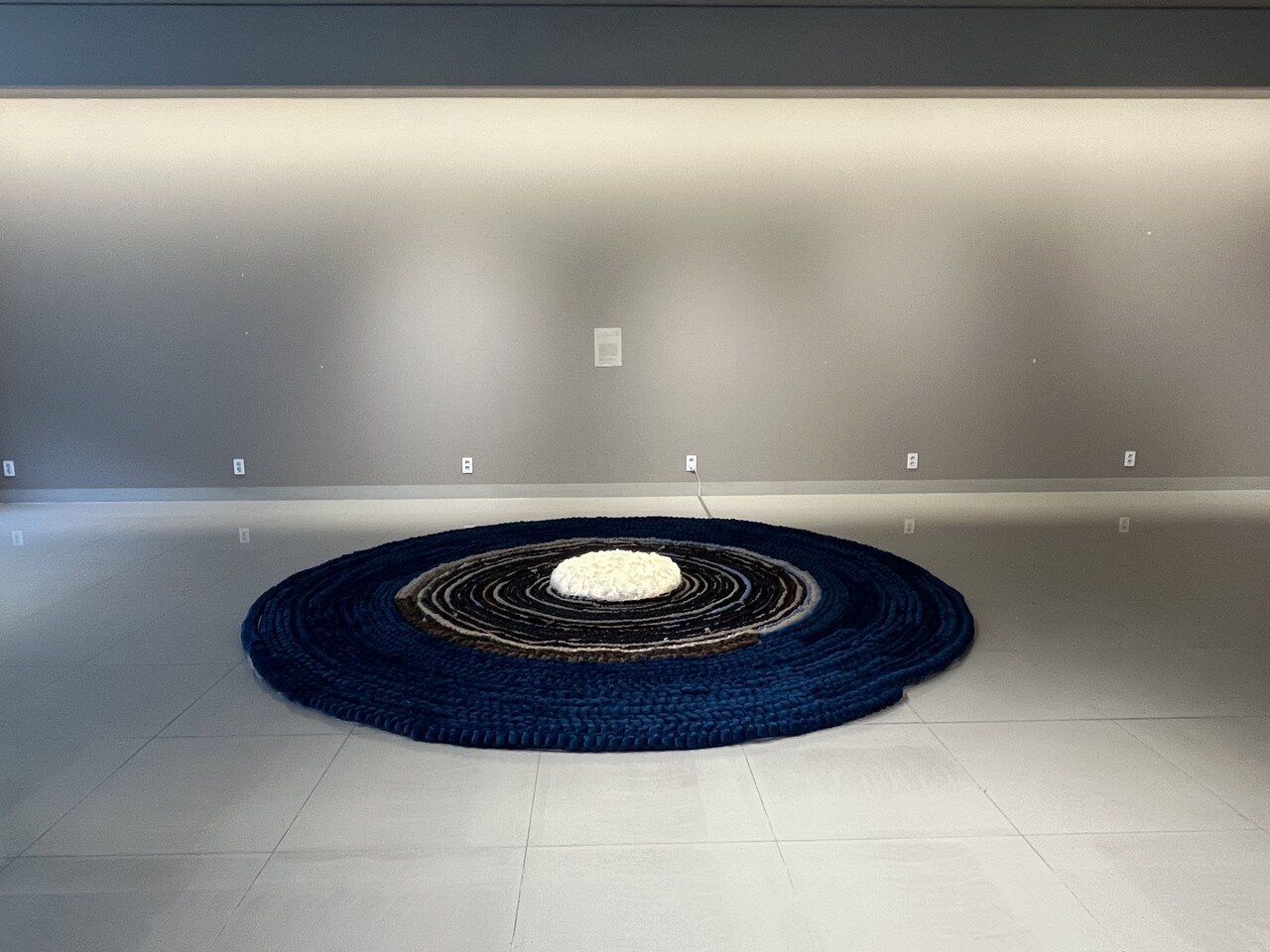 쉬어가도 괜찮아요, 2024. 150m에 이르는 면로프를 손으로 감아 매듭지으며 완성한 대형 섬유 설치 작업. 작가는 이 카펫을 “쉼의 공간”이라 부른다. 자신에게조차 “쉬어도 괜찮다”라는 말을 건네지 못했던 작가는, 이 카펫을 통해 타인에게 따뜻한 쉼의 시간을 선물하고자 한다. “괜찮아. 잠시 쉬어도 돼.”라는 작가의 마음이 엮여 있는 장소다. 사진=커뮤니티랩KOJI.