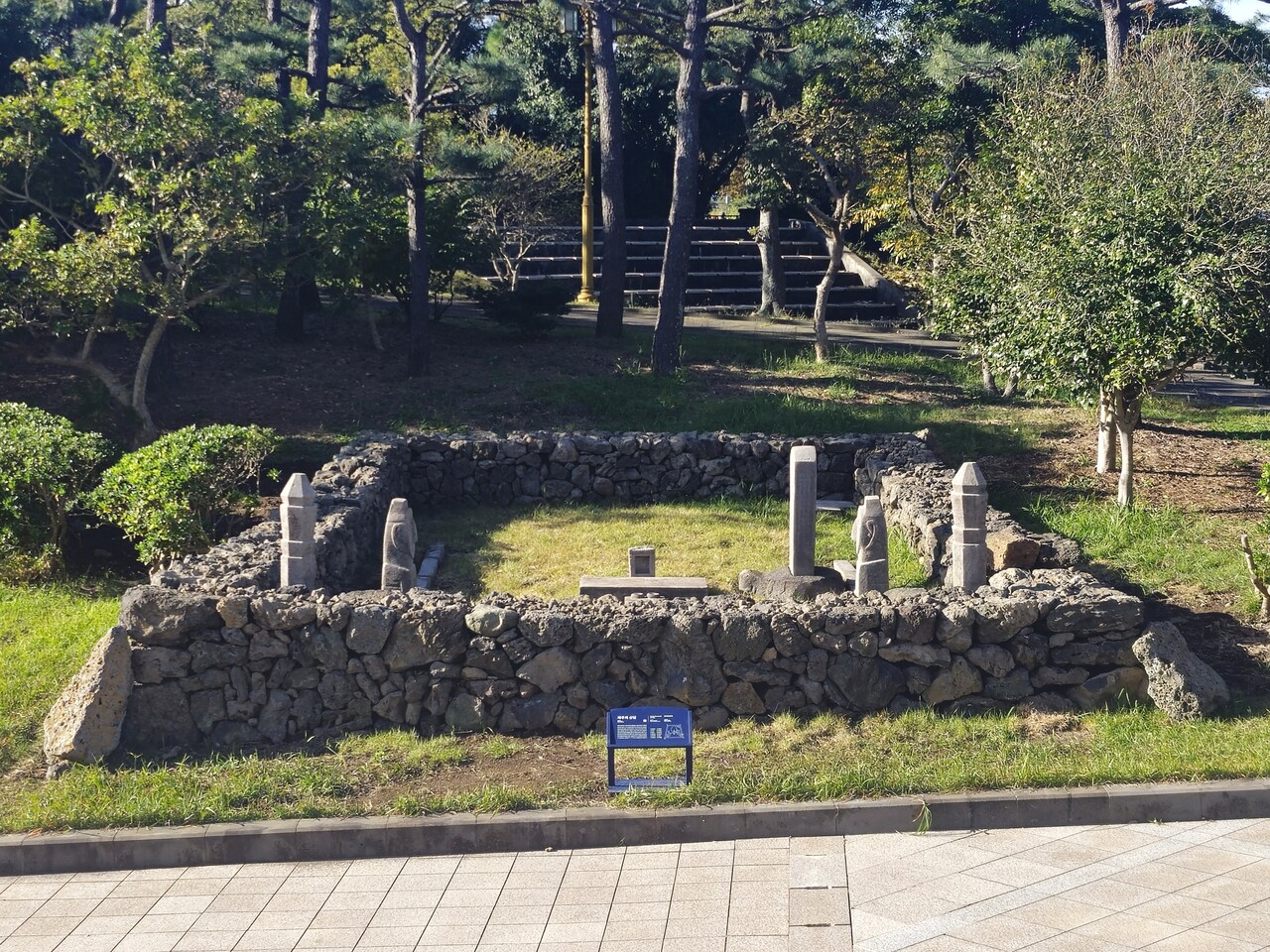 국립제주박물관 옥외 전시장에 마련된 산담. 사진=국립제주박물관.