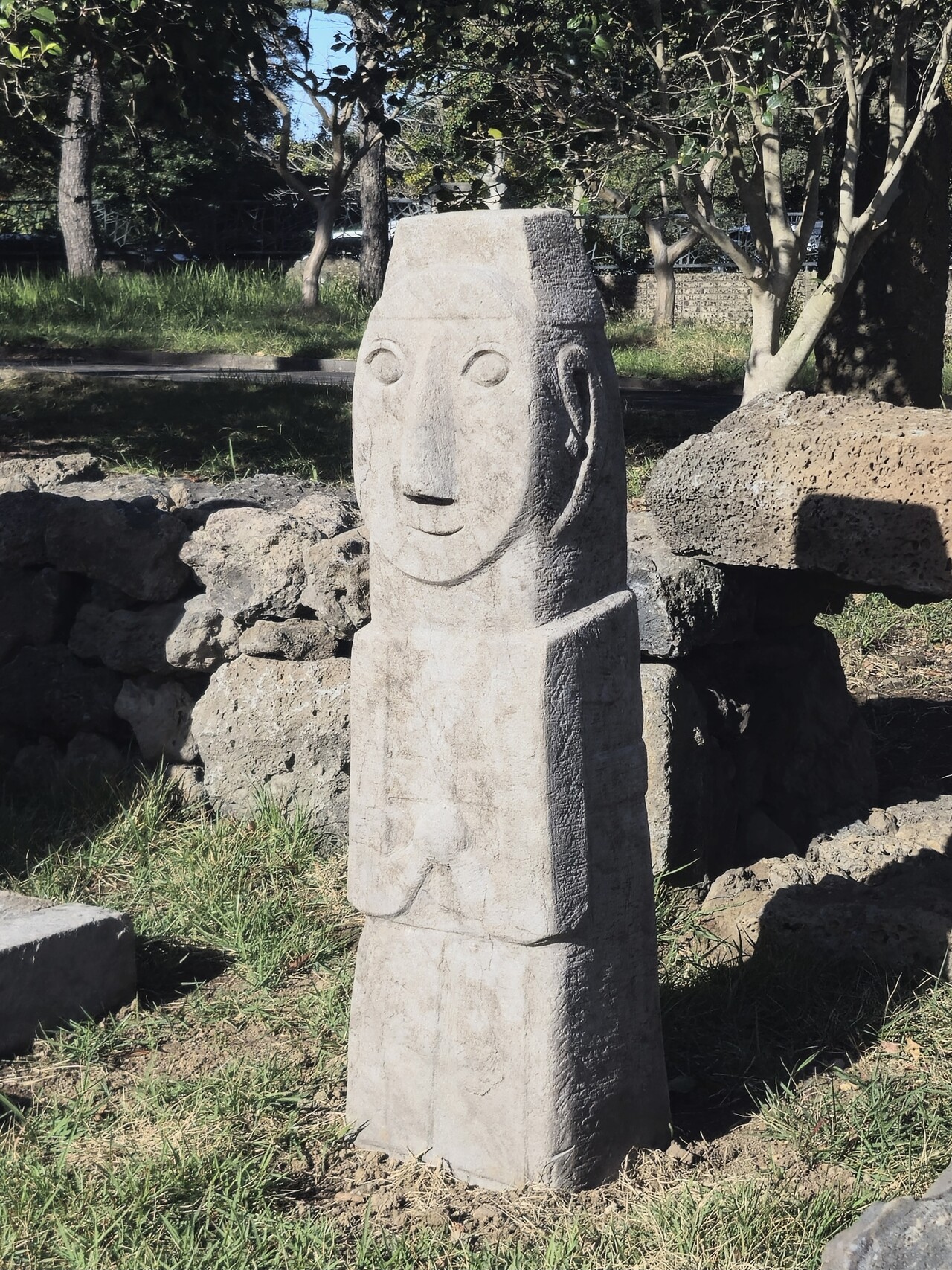 산담과 함께 전시 중인 송일태 묘 문인석. 사진=국립제주박물관.