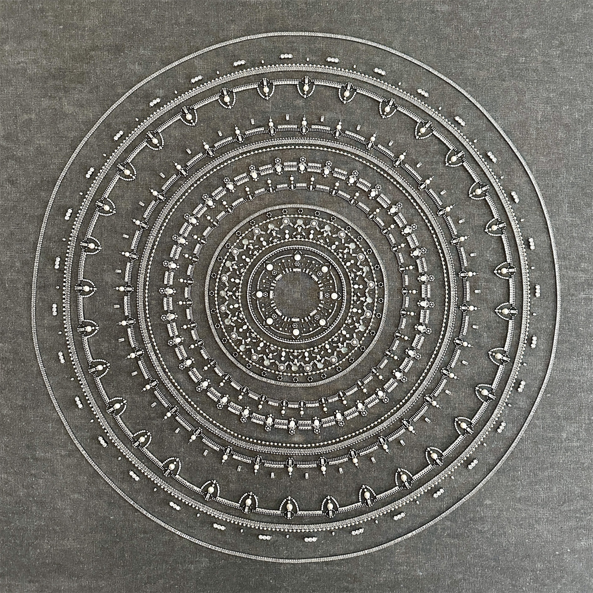 승하, Mandala #5, 리넨에 혼합재료, 97×97cm, 2023. <br>