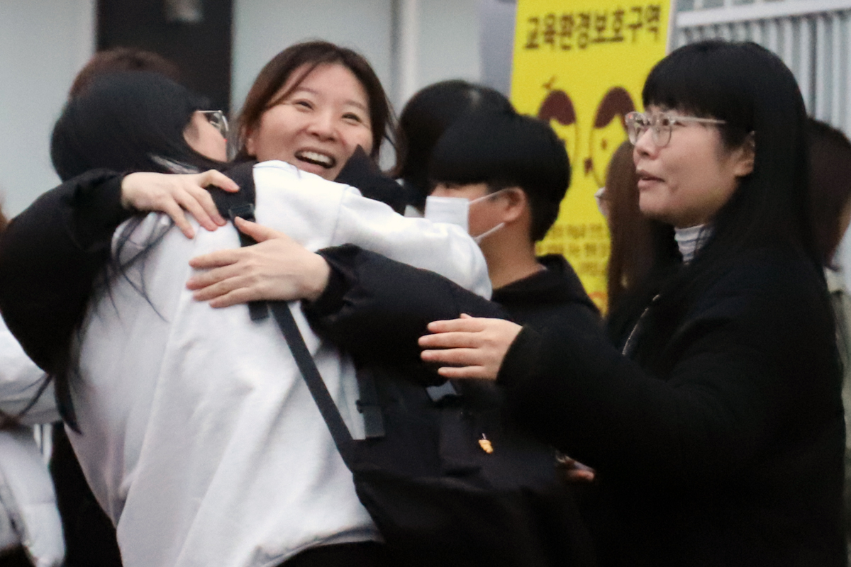 2026학년도 대학수학능력시험이 열린 제주도교육청 95지구 제6시험장(제주중앙여자고등학교) 앞에서 학부모·교사들이 수험생을 응원하고 있다. ⓒ제주의소리 김찬우 기자