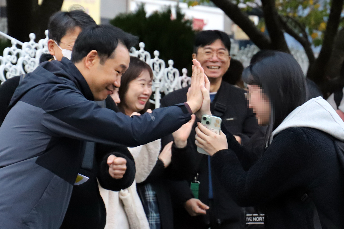 2026학년도 대학수학능력시험이 열린 제주도교육청 95지구 제6시험장(제주중앙여자고등학교) 앞에서 학부모·교사들이 수험생을 응원하고 있다. ⓒ제주의소리 김찬우 기자<br>