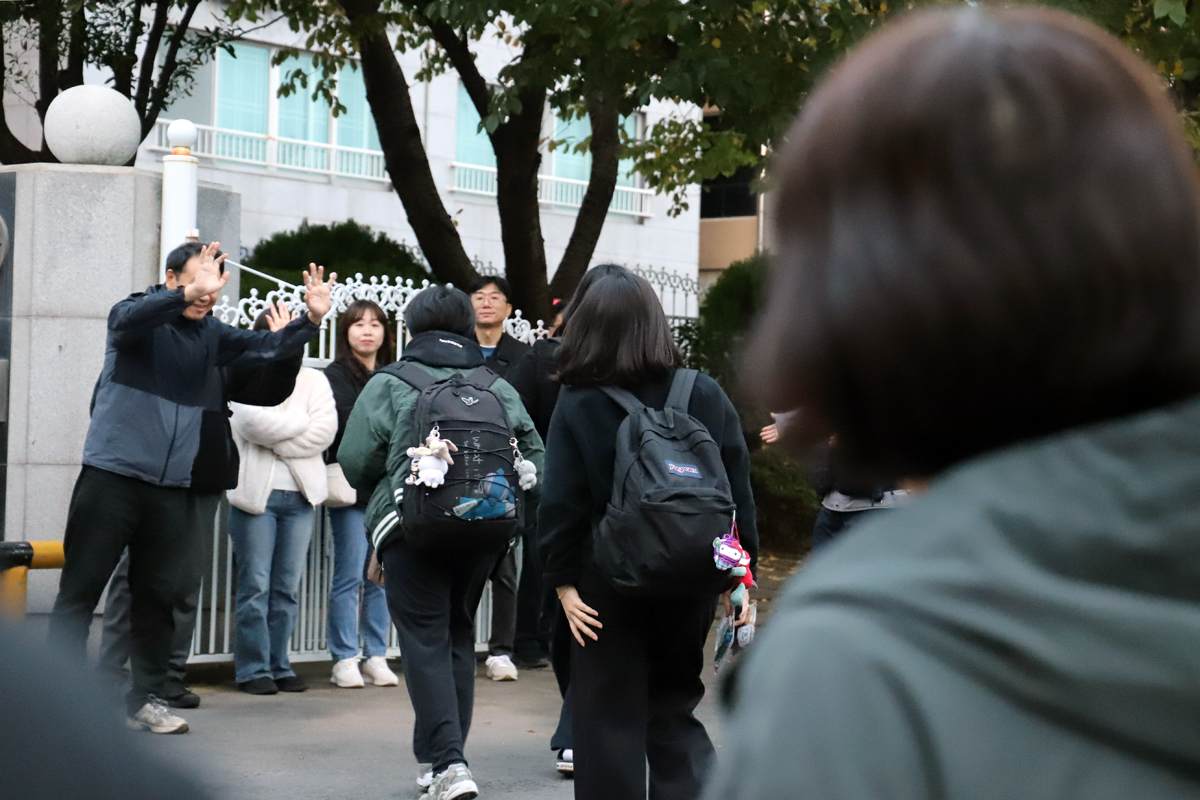 2026학년도 대학수학능력시험이 열린 제주도교육청 95지구 제6시험장(제주중앙여자고등학교) 앞에서 학부모·교사들이 수험생을 응원하고 있다. ⓒ제주의소리 김찬우 기자<br>