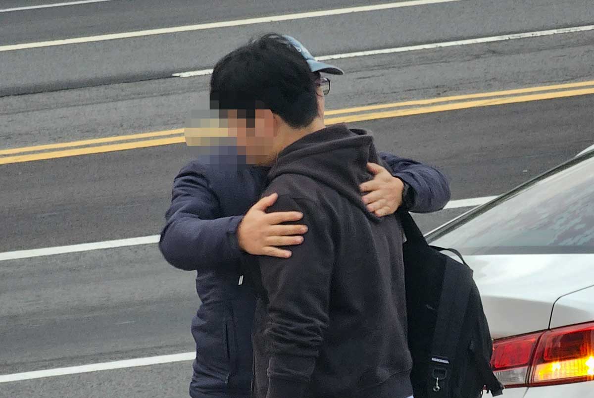 2026학년도 대학수학능력시험이 열린 제주도교육청 95지구 제3시험장(오현고등학교) 앞에서 학부모·교사들이 수험생을 응원하고 있다. ⓒ제주의소리<br>