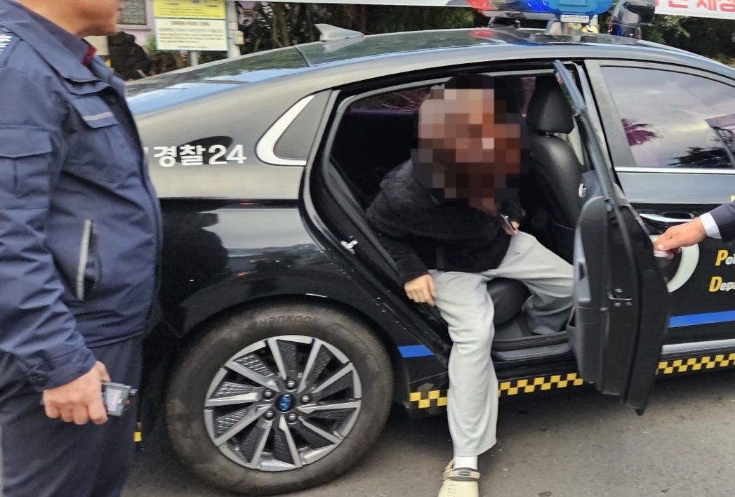 한 수험생이 자치경찰 순찰차를 타고 시험장인 서귀포여자고등학교에 도착한 모습. 사진 제공=제주자치경찰단