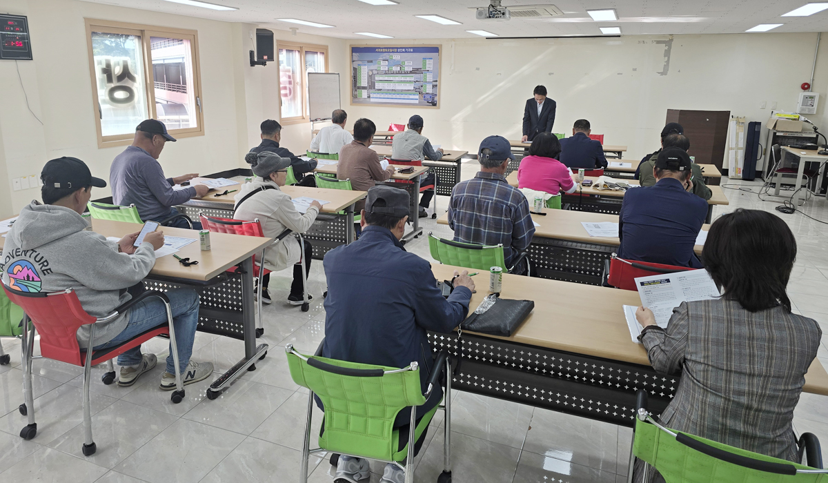 제주신용보증재단(이사장 오광석)은 지난 11월13일 서귀포향토오일시장 상인회에서 지역 소상공인의 금융애로 해소와 정책자금 활용 촉진을 위해 ‘찾아가는 보증시책설명회’를 개최했다. ⓒ제주의소리