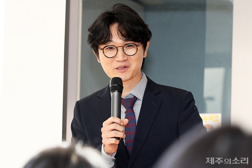 15일 열린 푸른 꿈 작은 공부방 20주년 기념식에서 교육성장네트워크 꿈들 대표 허수호 교사가 감사의 말을 전하고 있다. ⓒ제주의소리