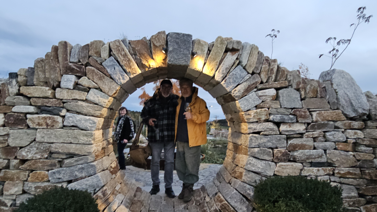 S.P.S.미켈란젤로 드라곤(Michelangelo Dragone) 회장과 돌담 답사 중.