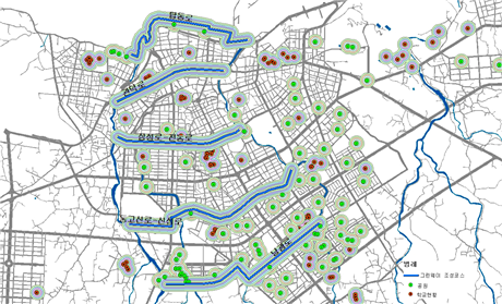 주요하천과 주요도로를 중심으로 격자형으로 구성되는 그린웨이조성공간의 도심내부에 위치한 학교와 공원이 보행공간으로 연결될 수 있는지 50m범위내 버퍼분석을 한 결과, 대부분 그린웨이 조성공간내에 포함되어 있는 것으로 파악되었다.