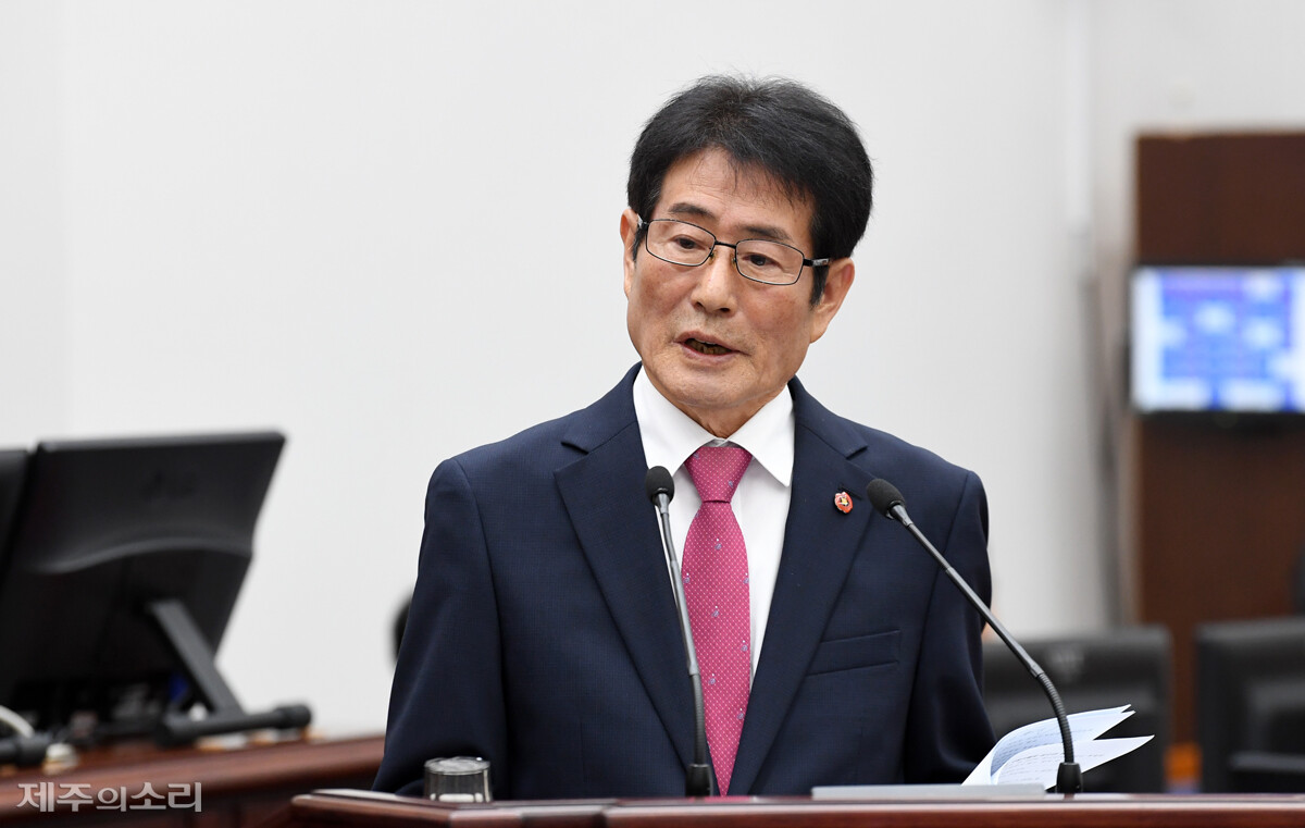 지난 11일 오영훈 제주도지사 상대 도정질의에서 농지 규제에 대해 언급중인 고태민 의원.&nbsp;