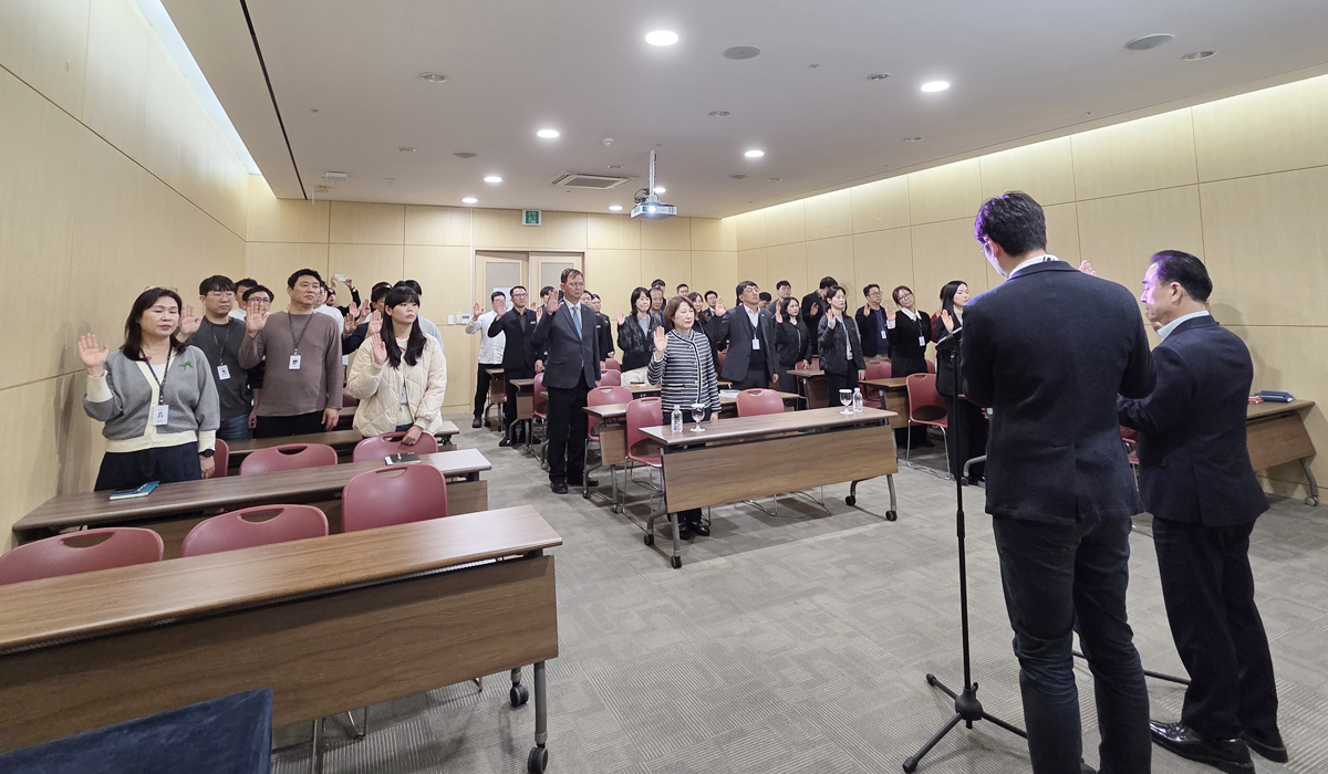 제주국제컨벤션센터는 지난 19일 김용범 대표이사 취임 후 새로운 출발을 다짐하며 전 임직원의 청렴 실천 의지를 결집하는 ‘2025년 청렴경영 결의대회’를 개최했다. ⓒ제주의소리