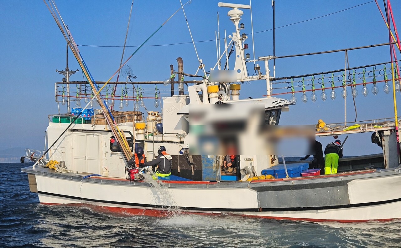 제주 가파도 해상서 4톤 어선 침수 사고…3명 전원 구조