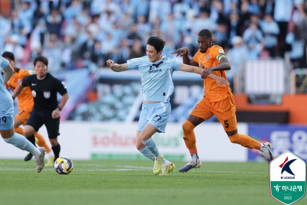 제주SK 이탈로(사진 오른쪽)과 대구FC 김주공이 공을 두고 차열한 몸싸움을 벌이고 있다. 사진 제공=한국프로축구연맹<br>