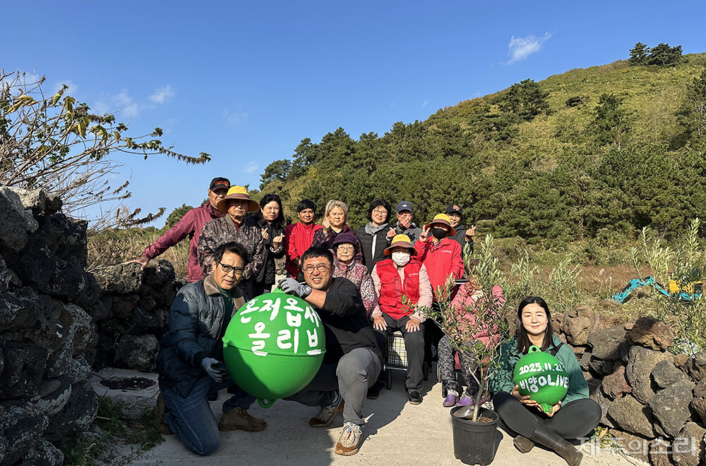21일 제주 한림읍 비양도에서 열린 올리브나무 식재 행사. ⓒ제주의소리