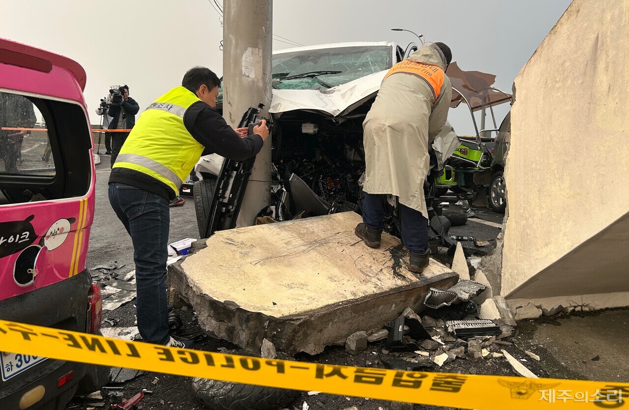 25일 오전 8시께 찾은 제주시 우도면 천진항 사고 현장에서 수사당국이 합동 감식하고 있다. ⓒ제주의소리