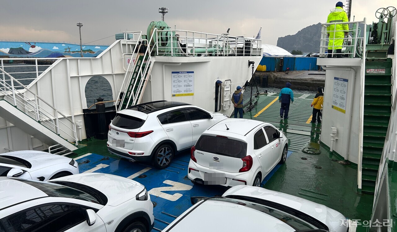 25일 오전 9시께 우도 하우목동항에서 성산포항종합여객터미널로 향하는 도항선에 차가 실려있는 모습. ⓒ제주의소리
