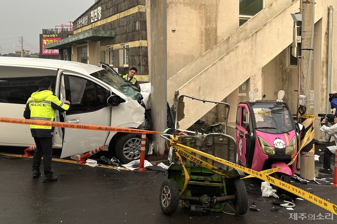 25일 오전 8시께 찾은 제주시 우도면 천진항 사고 현장에서 수사당국이 합동 감식하고 있다. ⓒ제주의소리
