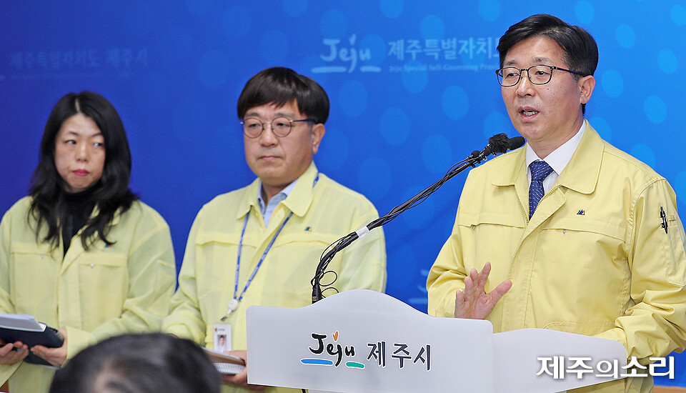 현원돈 제주시 부시장(오른쪽)이 25일 오전 10시 기자실에서 브리핑을 열어 우도면 렌터카 사고와 관련한 지원책을 발표하고 있다.