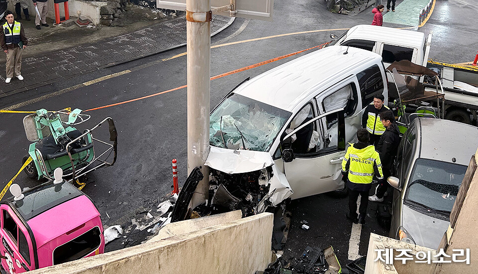 25일 오전 8시께 찾은 제주시 우도면 천진항 사고 현장에서 수사당국이 합동 감식하고 있다. ⓒ제주의소리<br>