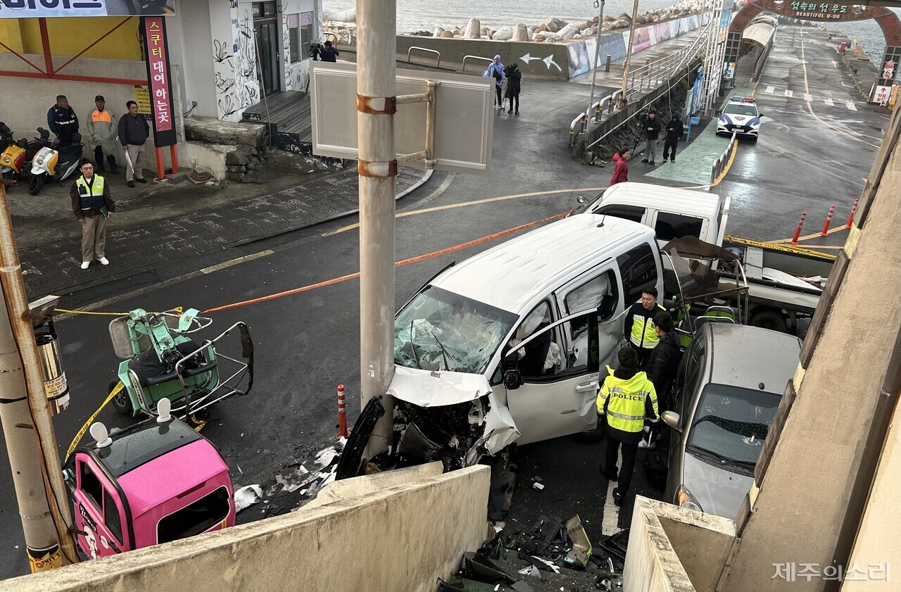 25일 오전 8시께 찾은 제주시 우도면 천진항 사고 현장에서 관계당국이 합동 감식하고 있다. ⓒ제주의소리